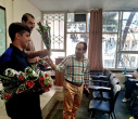استقبال هیئت‌رئیسه دانشکده از دانشجویان با اهدای گل