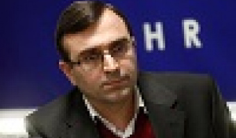 موانع گفتاری در گویندۀ سخن، بر اساس ارتباط کلامی و غیرکلامی اثر انتقال پیام را می‌کاهد