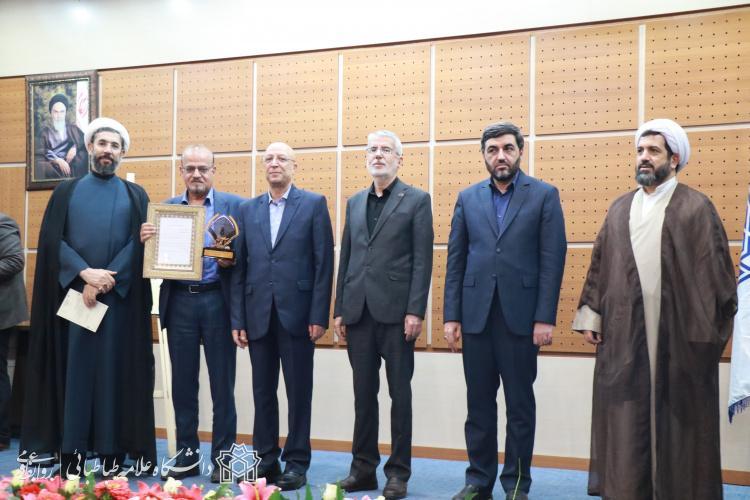 علی خاکساری رفسنجانی، استاد گروه برنامه‌ریزی اجتماعی دانشگاه علامه‌طباطبائی، به عنوان استاد سرآمد آموزشی کشور معرفی شد