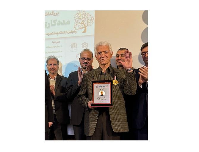 نشان سلامت اجتماعی بر سینه استاد پیشکسوت مددکاری اجتماعی آقای محمدحسین بازرگانی نشست